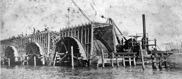 Florida East Coast Railway, Key West Extension. A postcard showing construction of bradge arch. Photo from the Monroe County Library Collection.