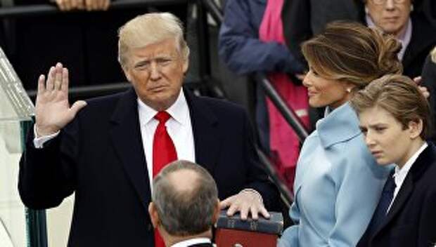 Президент США Дональд Трамп во время принятия присяги. 20 января 2017
