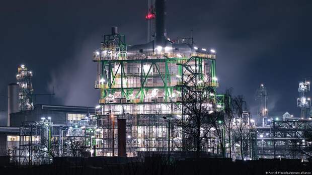 Сокращение производства на немецком нефтеперерабатывающем заводе в Шведте демонстрирует трудности, с которыми столкнулась Германия,...