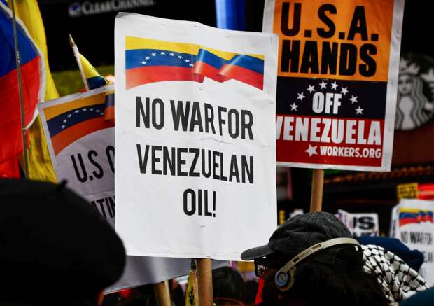 Сотни венесуэльцев устроили митинг у дворца президента и требуют вернуть Мадуро