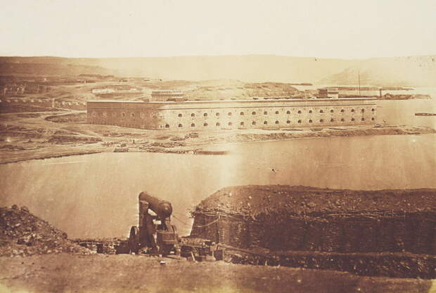 Михайловская береговая батарея на Северной стороне Севастопольской бухты. Фотография Джеймса Робертсона, 1855 год