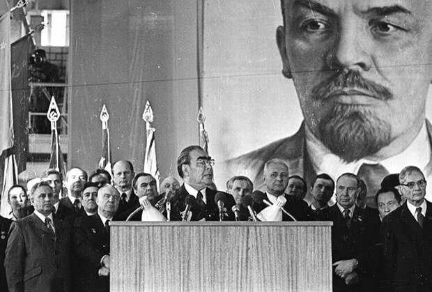 Леонид Брежнев на трибуне во время выступления на «ЗИЛе»