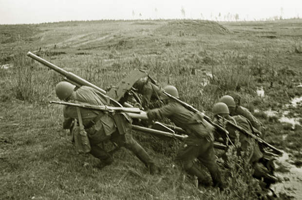 Солдаты идут в наступление в районе Старой Руссы. 1941 год