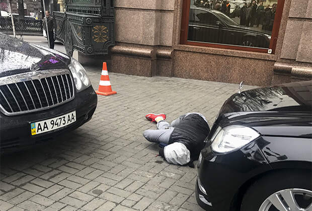 Охранник Вороненкова успел выстрелить в нападавшего