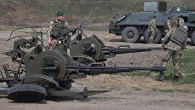 Военнослужащие во время стрельб из спаренной зенитной установки а Яворивском военном полигоне во Львовской области Военнослужащие во время стрельб из спаренной зенитной установки а Яворивском военном полигоне во Львовской области