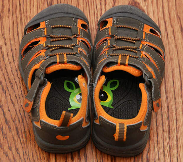 Put Stickers On Your Kid's Shoes To Teach Them To Put Them On The Right Feet