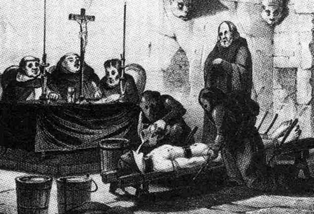 Пытки жертвы перед инквизиторами.