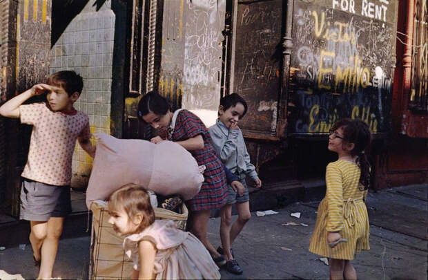 Уличная жизнь Нью-Йорка с 1930-х до 80-х годов в фотографиях Элен Левитт 29