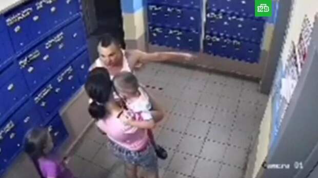 Житель Уфы избил своих детей под камерами