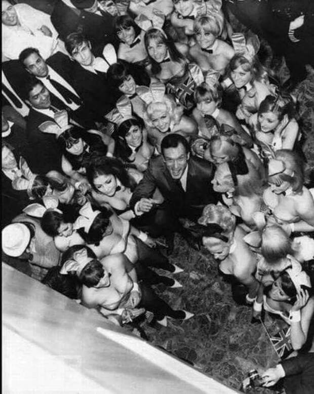 Ocнователь Плейбоя Хью Xeфнep co cвоими подопечными. CШA, 1970-е