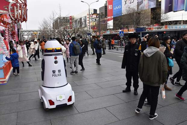 Полицейский робот на улице Пекина. Фото: GLOBAL LOOK PRESS