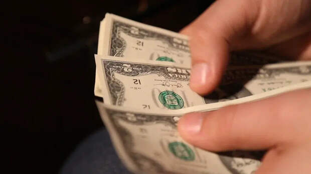 Финэксперт Кутьин рассказал, как правильно избавляться от старых долларов