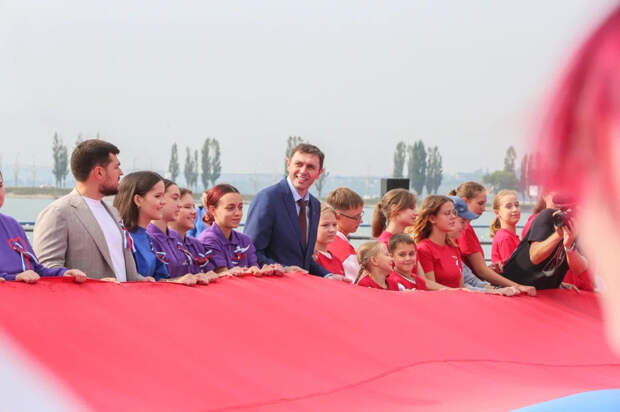 Мэр Сергей Петрин принял участие в торжественном развертывании стометрового триколора на дамбе Чернавского моста Мэр Сергей Петрин принял участие в торжественном развертывании стометрового триколора на дамбе Чернавского моста