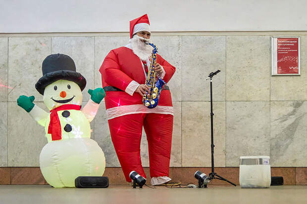 Более 250 Дедов Морозов насчитали в метро Москвы в новогоднюю ночь