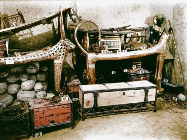 Позолоченное ложе-лев и инкрустированная нагрудная одежда среди других объектов в передней комнате. (1922 г.) Говард Картер, египет, история, фото