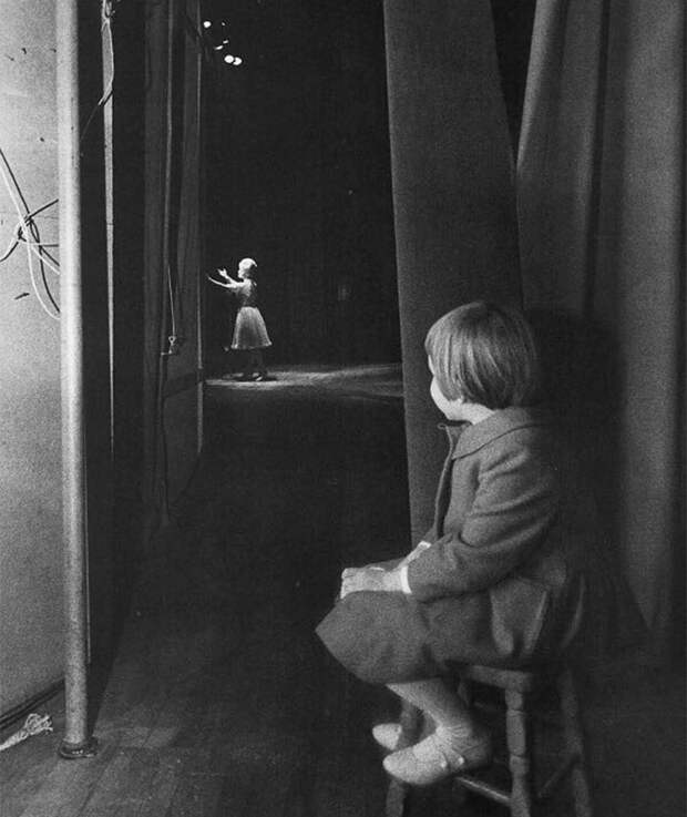 R.I.P. Young Carrie Fisher Watching Her Mother Debbie Reynolds Perform On Stage In 1963