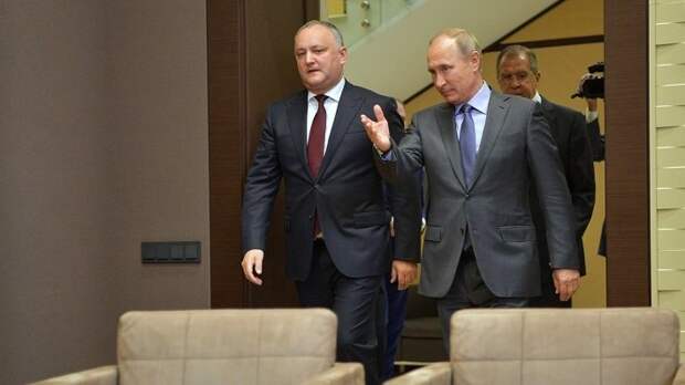 Поздравляя Путина, Додон проинформировал его, что подарок отправлен прямо в Москву
