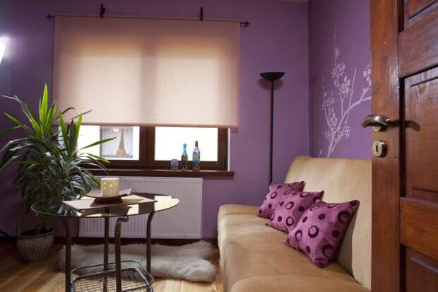 Фиолетовый и коричневый в интерьере комнаты