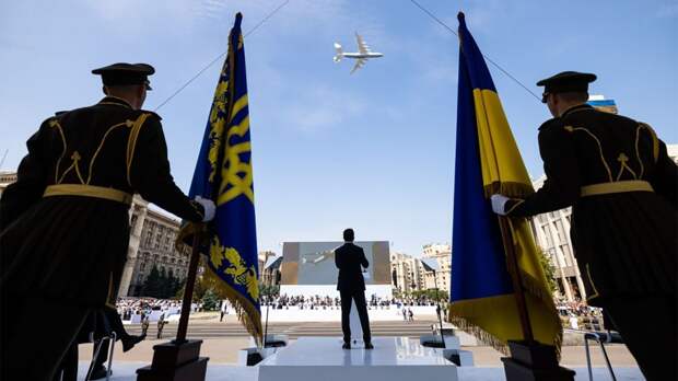 Украина отмечает 30 лет независимости: шутки Зеленского, протест оппозиции, визит из Франции