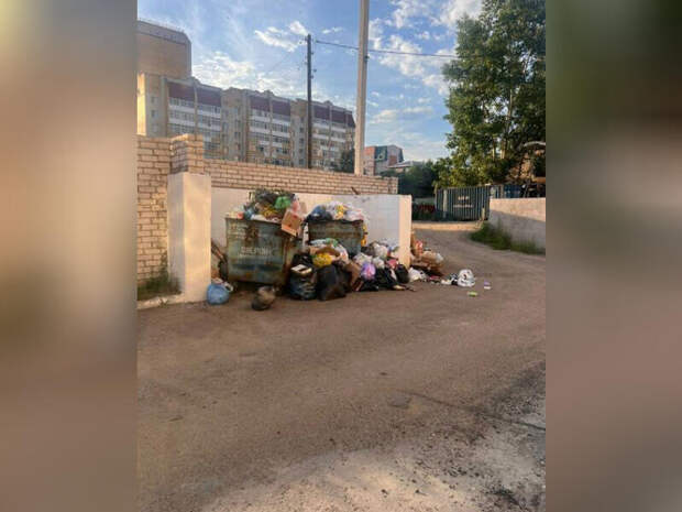 Жители улицы Анохина жалуются на заваленную мусором площадку