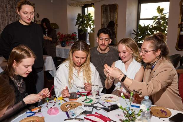 Завтрак Parents.ru собрал звездных родителей для обсуждения будущего детей