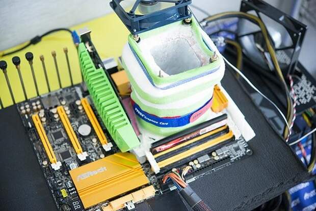 У нас было два сосуда Дьюара, медный стакан, Pentium G3258 и целое множество вентиляторов...