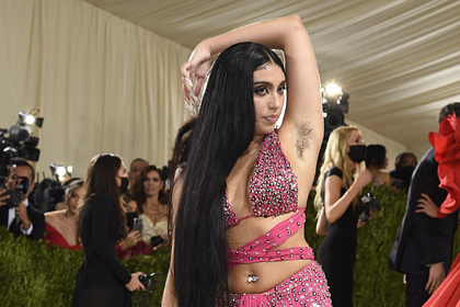 Дочь Мадонны показала небритые подмышки фотографам на балу Met Gala
