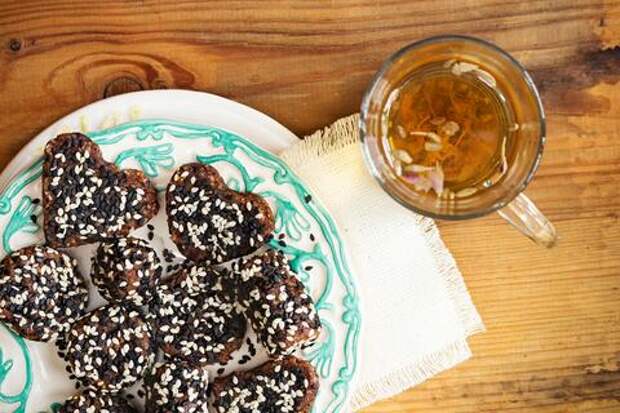 «Бывают случаи токсического гепатита»: чем опасны травяные чаи, объяснила врач