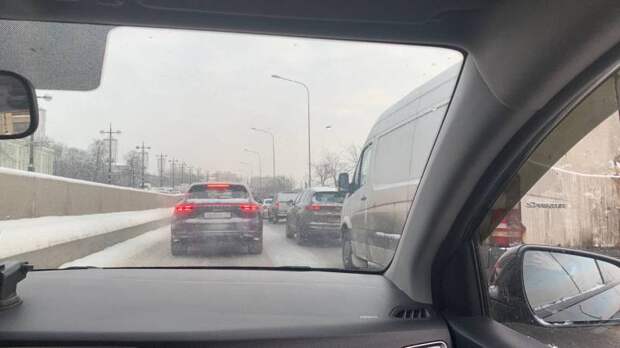 Метровые сосульки и сколькие тротуары: петербуржцы массово жалуются на очистку улиц города