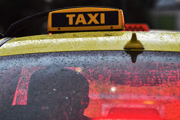 РЕН ТВ: в Москве пассажирка обвинила таксиста в педофилии из-за автокресла