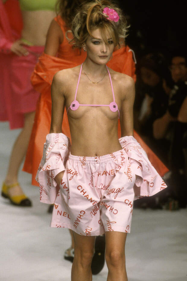 Карла Бруни на показе весенней коллекции Chanel, 1996 год