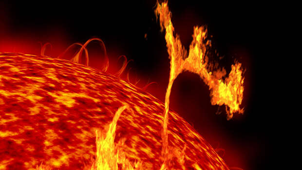 Вспышки на Солнце значительно усилили магнитную бурю над Землей