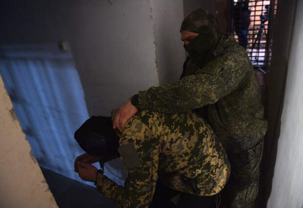 «Мы все время откатывались». Бойцы «Азова» сдались в плен под Димитровом. Что рассказал о сражении их темнокожий командир?