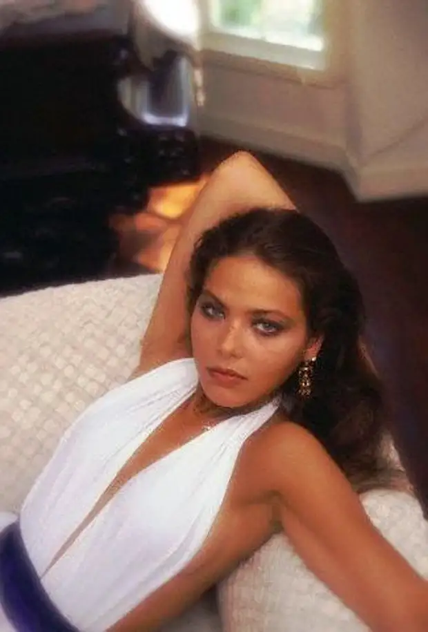 Молодая и прекрасная Ornella Muti сверкает грудью