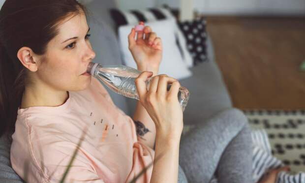 Быстрее, чем вы думали: через сколько часов портится вода в стакане