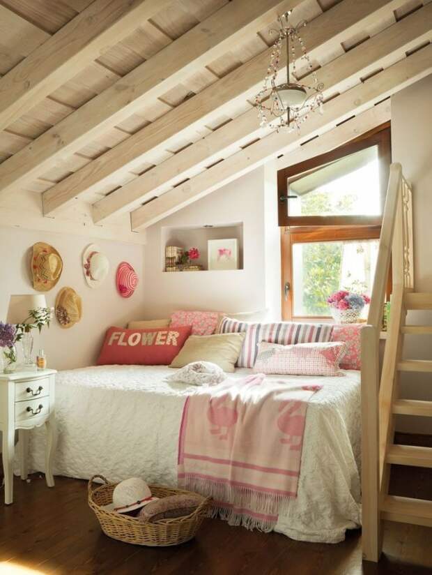 Со светлыми оттенками в спальне отлично сочетается напольное покрытие теплых, древесных оттенков