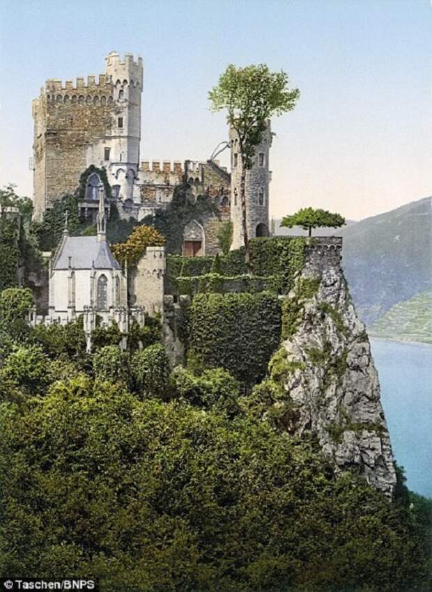 Замок возвышается на скале напротив городка Ассманнсхаузен в долине реки Рейн.