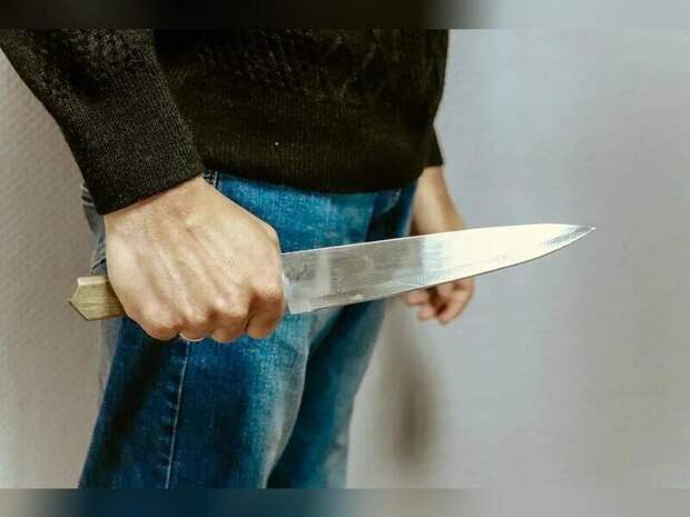 Житель Читы с окровавленными руками угрожал прохожим ножом (18+)