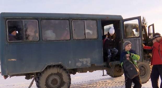Зато не «евробляха»: на Прикарпатье школьникам подарили ржавый «автобус» 70-х (ВИДЕО)