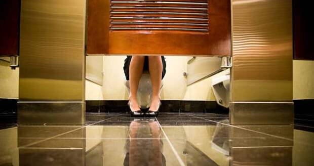 Почему под дверью кабины общественного туалета оставляют большой зазор