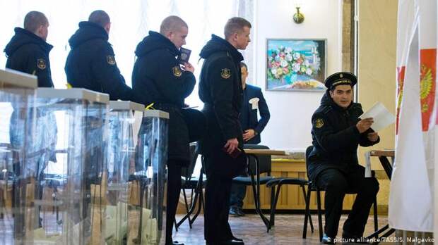На избирательном участке в Севастополе во время выборов 2018 года (фото из архива)