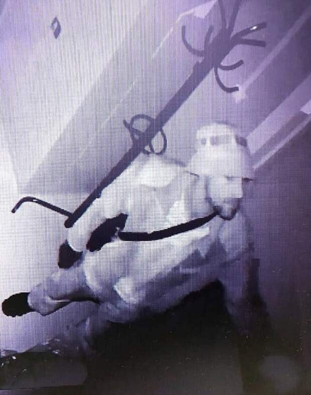 Подозреваемого в краже компьютерной и бытовой техники ищут в Ангарске