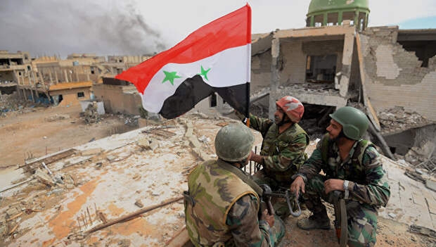 Солдаты сирийской армии с флагом Сирии. Архивное фото