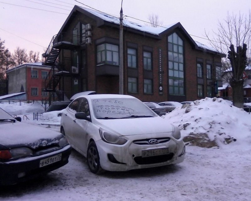 Другие же, более гуманные, останавливаются на угрозах. авто, автоместь, автомобили, вандализм, газон, месть, парковка, тротуар