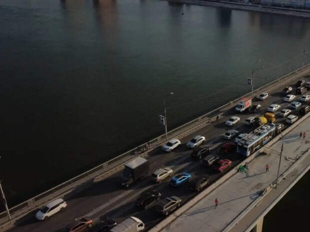 Ремонт начинается: на Димитровском мосту появятся временные дорожные знаки и ограждения