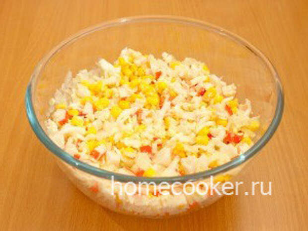 Салат с крабовыми палочками и кукурузой Smeshivaem ingredienty 300x225 Салат с крабовыми палочками и кукурузой