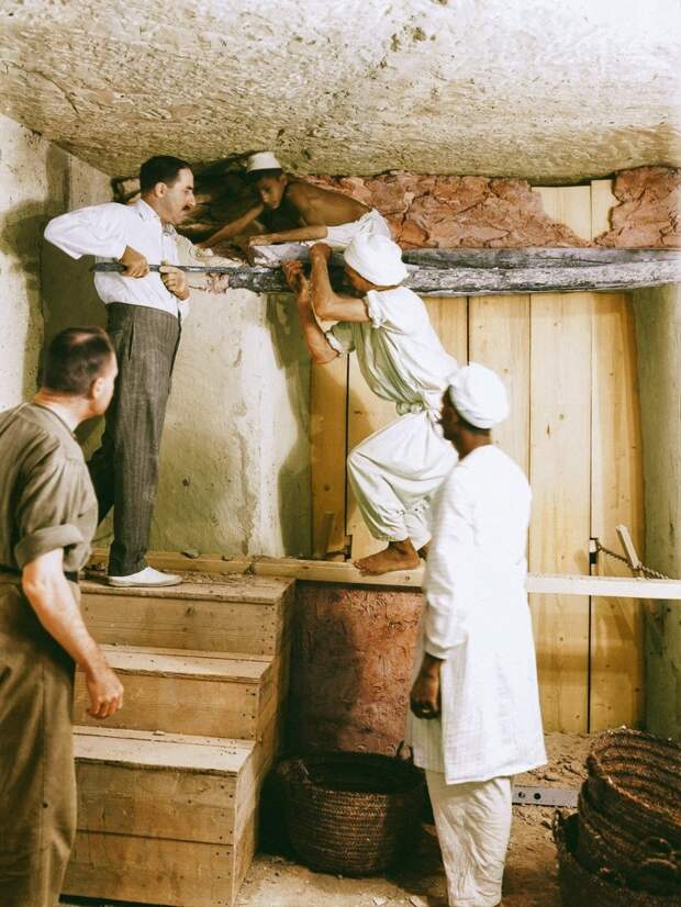 Картер, Каллендер и двое рабочих удаляют перегородку между передней комнатой и погребальным покоем. (1923 год.) Говард Картер, египет, история, фото