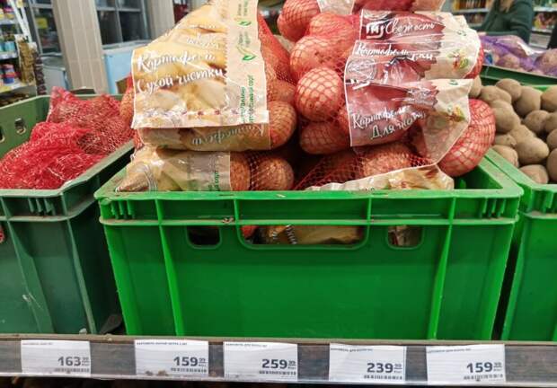 Картофель. Первый ценник - цена за упаковку 2 кг, второй - за 2,5 кг, три последних ценника - упаковки по 3 кг (фото РОСГОД)