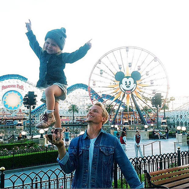 Выше всех. Instagram: dilfs_of_disneyland.