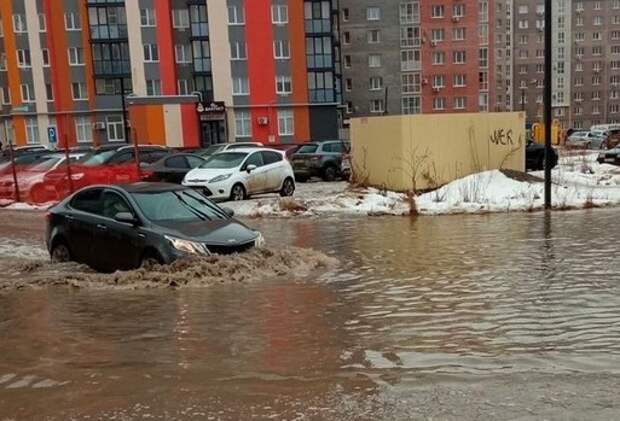 В Рязани возле ЖК «Паруса» затопило дорогу